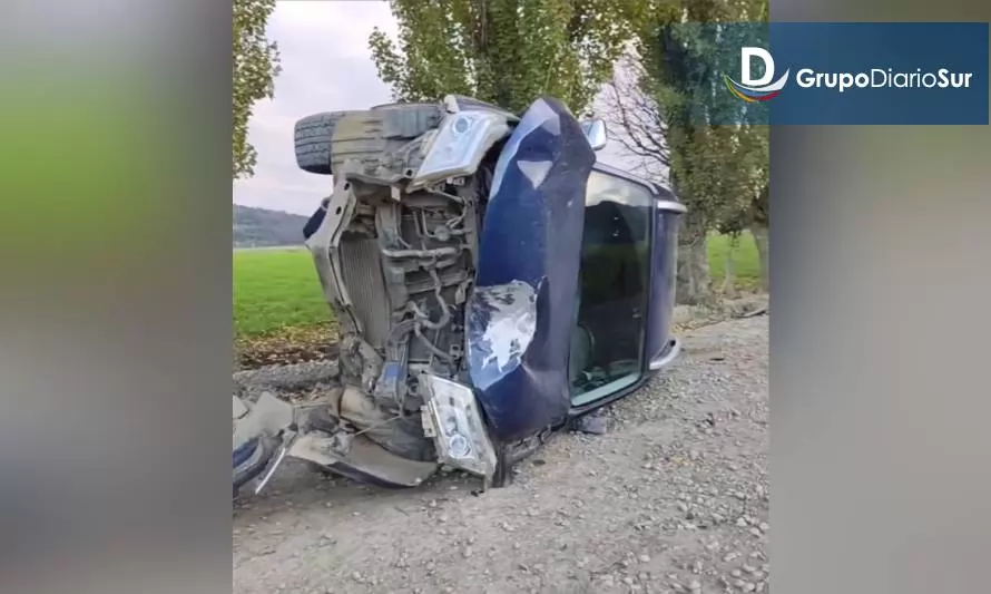 Accidente en Paillaco: camioneta volcó tras chocar con un árbol