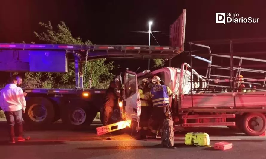 ESTA NOCHE: un muerto tras colisión de camiones en Paillaco