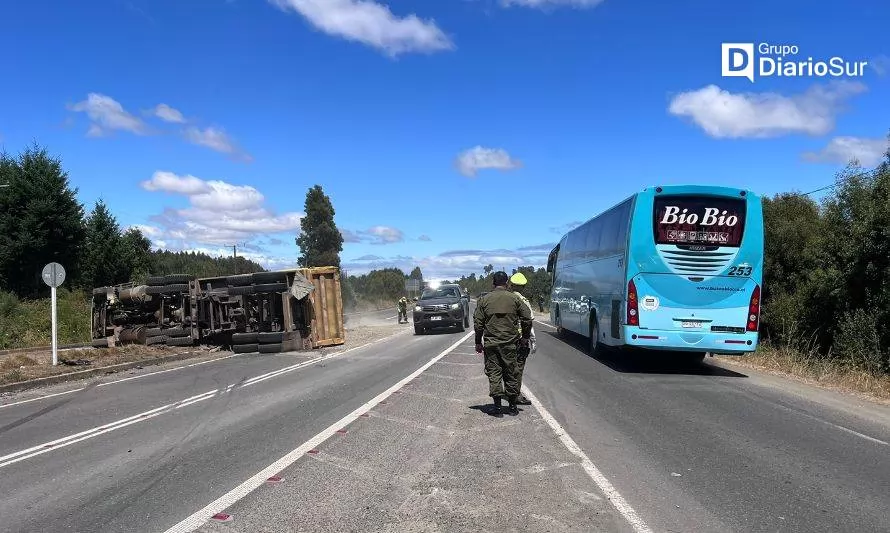 Camión volcó en la ruta que une San José con Valdivia
